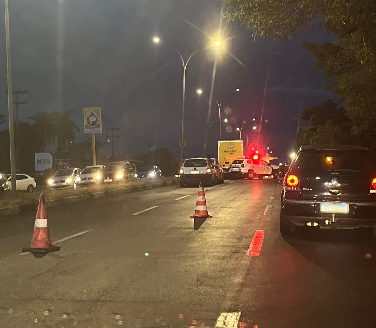 Engavetamento entre carros deixa vítima ferida, na Avenida Manoel Goulart, em Presidente Prudente