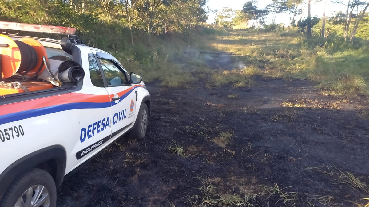 Em menos de 24h, incêndios em pontos distintos de Presidente Prudente atingem áreas de mata e casa de madeira fica destruída