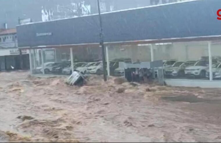 Chuva transforma avenida em rio e carros e banheiro químico são arrastados pela água em Bauru; vídeo