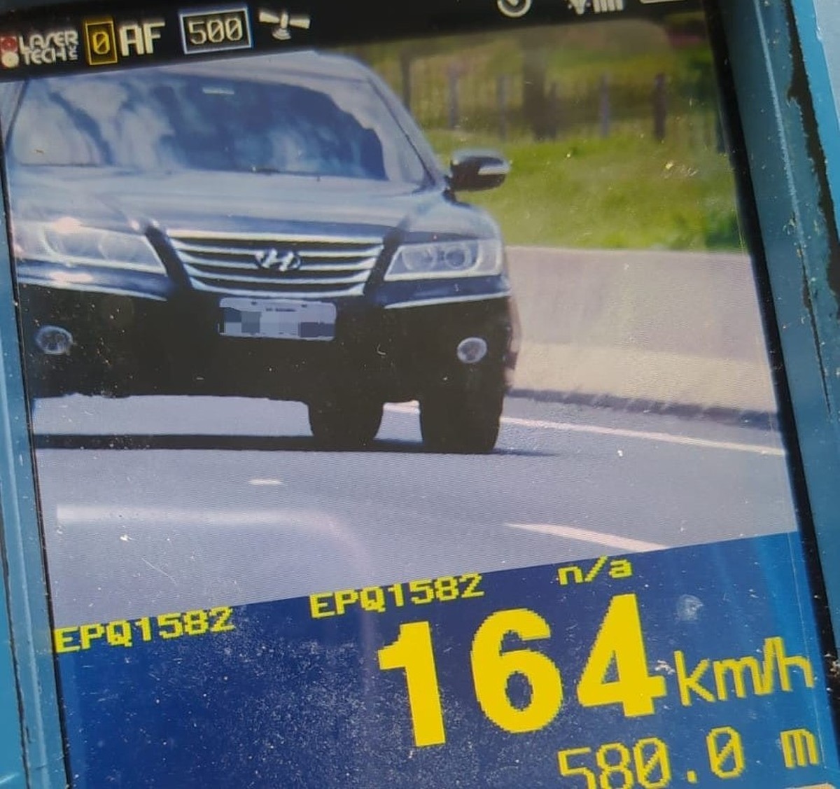 Carro é flagrado pela Polícia Rodoviária a 164km/h em trecho de 110km/h durante a Operação Carnaval, em Piquerobi