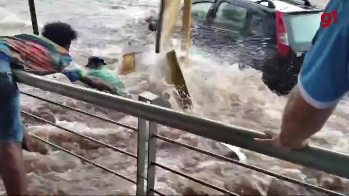 ‘Muito grato por quem me segurou’, diz ambulante quase levado por enxurrada durante chuva que transformou avenida de Bauru em rio | Bauru e Marília