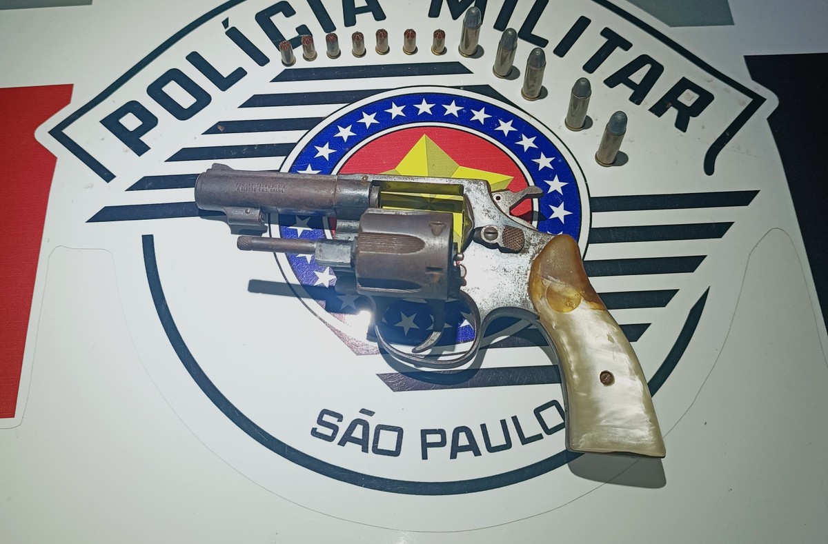 Homem afirma que emprestou revólver para outra pessoa e acaba preso por posse ilegal de arma de fogo, em Flórida Paulista