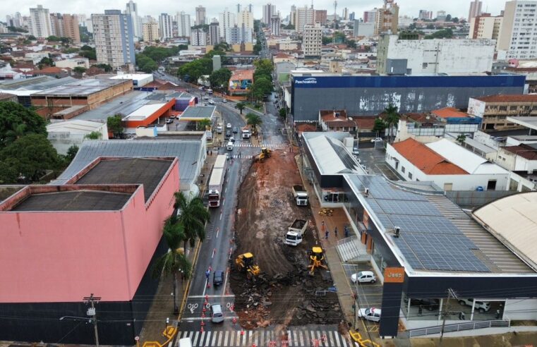 Recapeamento de asfalto arrancado pela chuva na Nações só deve ser feito com 'condições climáticas melhores', diz prefeitura