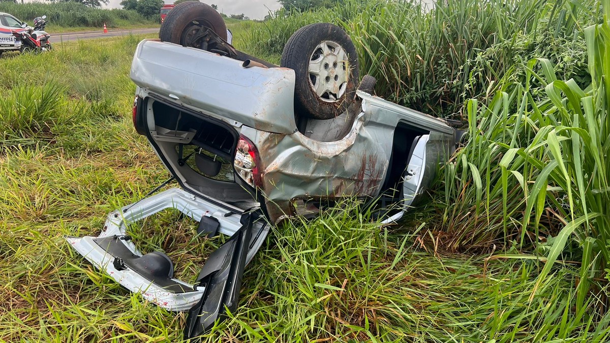 Capotamento de carro na Rodovia Arlindo Béttio deixa motorista e gestante gravemente feridos