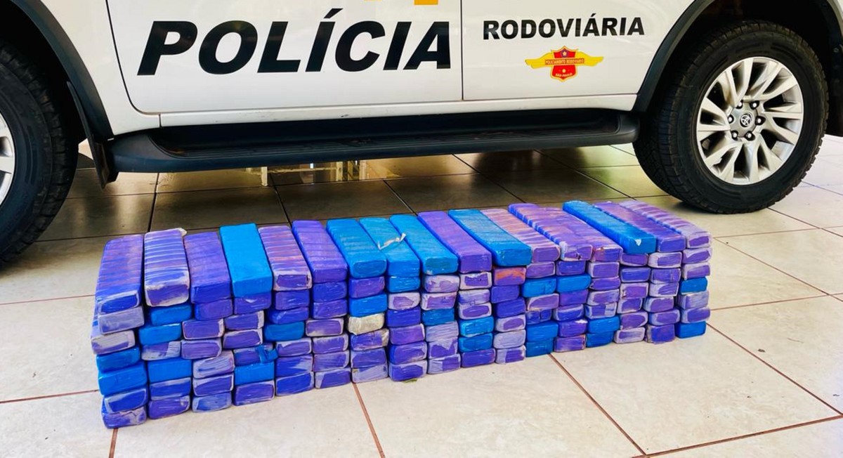 Motorista e passageiro são presos com 119 tabletes de maconha escondidos em porta-malas de carro, em Rancharia