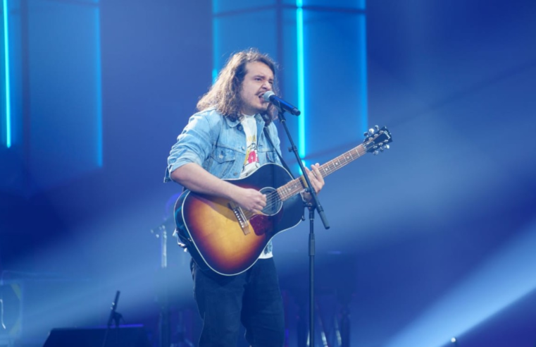 Primeiro brasileiro a participar do The Voice canadense cantava no metrô antes de entrar no reality