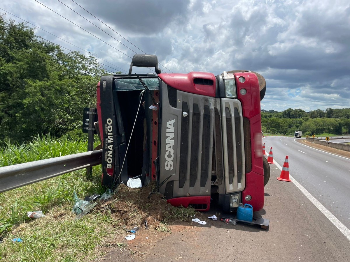 Caminhão tomba na Rodovia Raposo Tavares, em Presidente Prudente