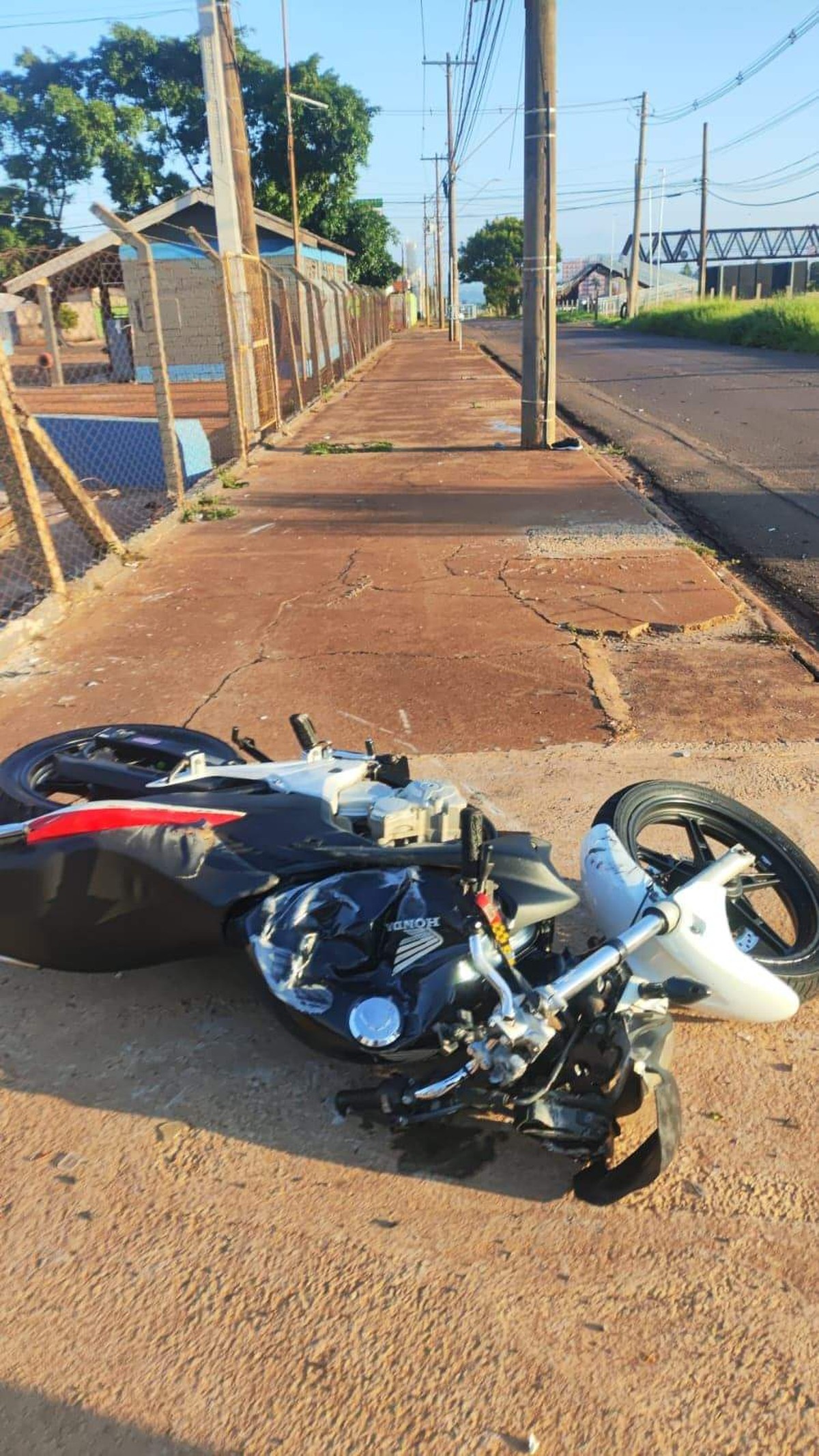 Jovem morre após bater moto contra poste em avenida de Jaú