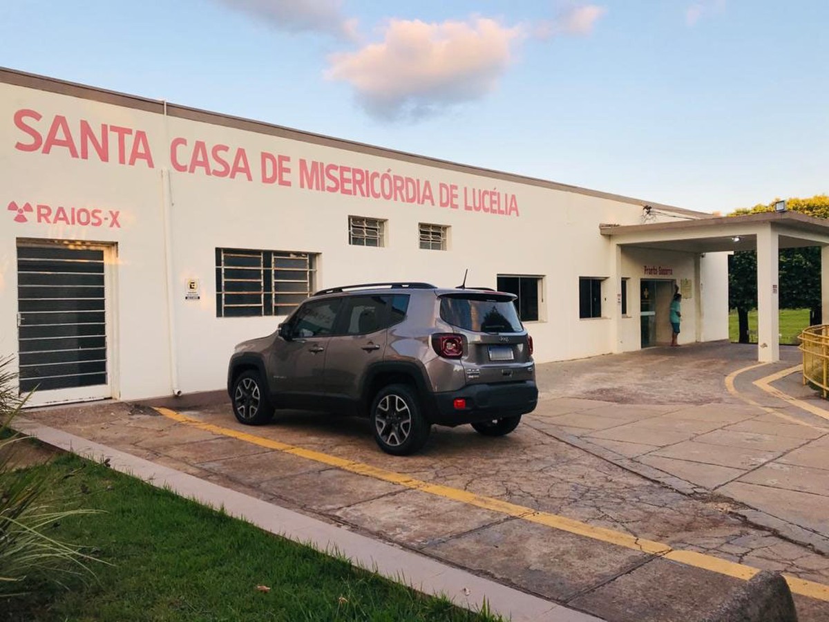 Mulher pede ajuda durante atendimento médico após ser agredida e mantida em cárcere privado pelo namorado, em Lucélia