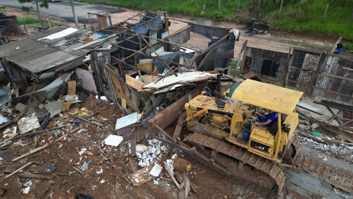 Prefeitura de Botucatu desmonta favela em distrito e realoca famílias