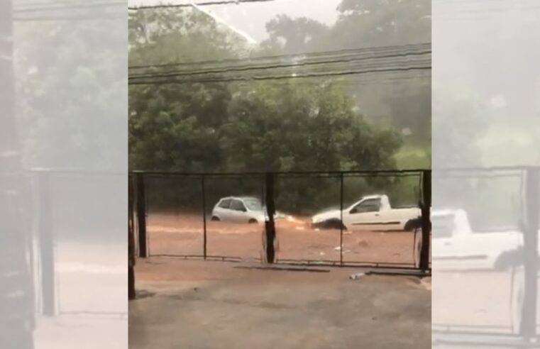 Temporal alaga ruas e assusta moradores de Santa Cruz do Rio Pardo