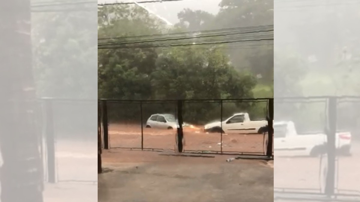 Temporal alaga ruas e assusta moradores de Santa Cruz do Rio Pardo