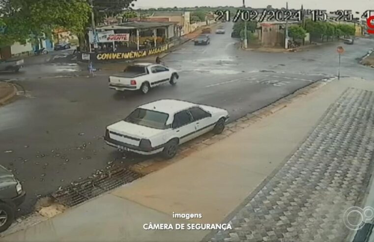 Ciclista escapa por pouco de ser atingido por carro desgovernado em Tupã; vídeo