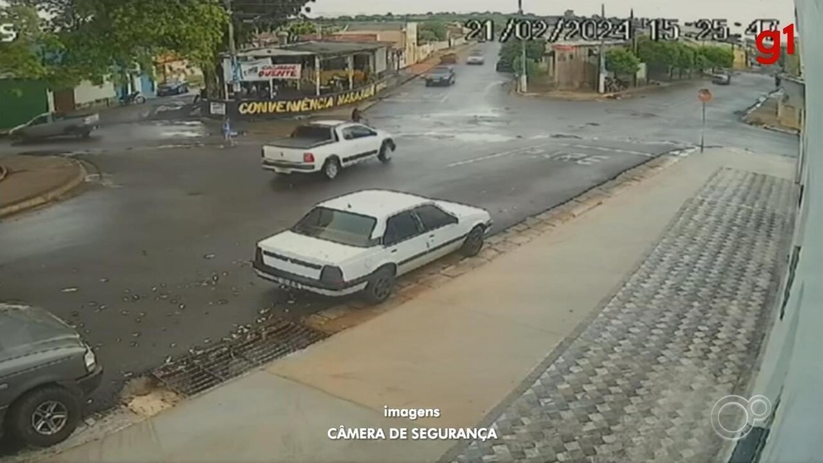 Ciclista escapa por pouco de ser atingido por carro desgovernado em Tupã; vídeo