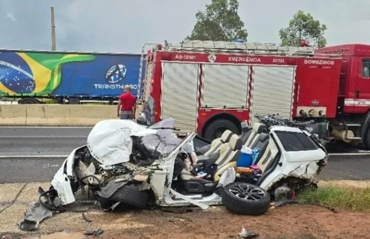 Motorista e passageiro sobrevivem após carro de luxo capotar e ser atingido por carreta em rodovia do interior de SP