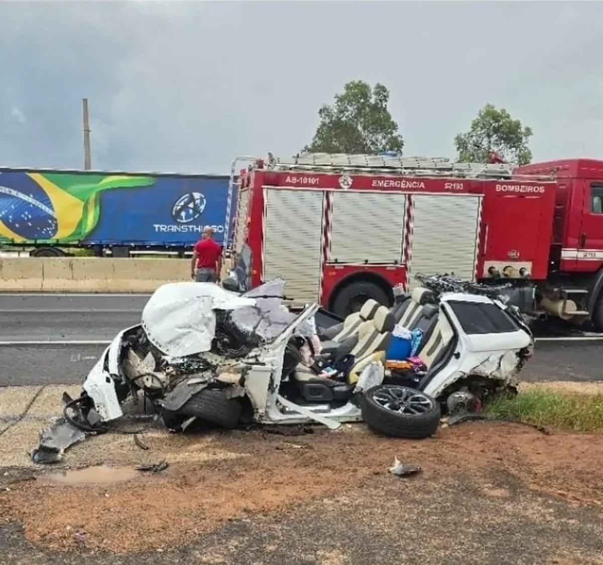 Motorista e passageiro sobrevivem após carro de luxo capotar e ser atingido por carreta em rodovia do interior de SP