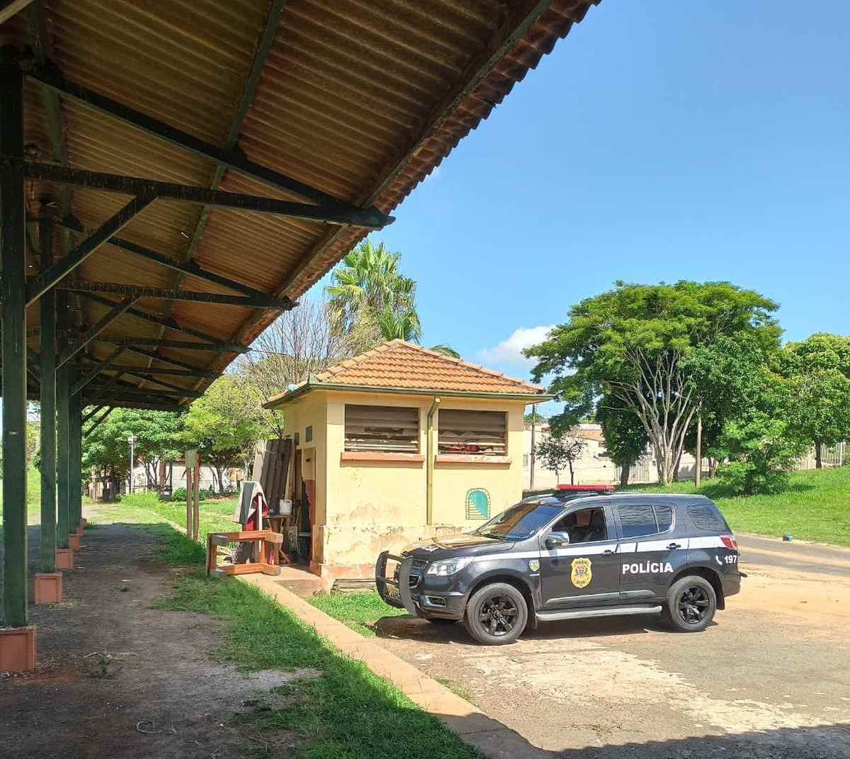 Homem transforma estação ferroviária abandonada em ponto de venda de drogas e acaba preso em flagrante em Dracena