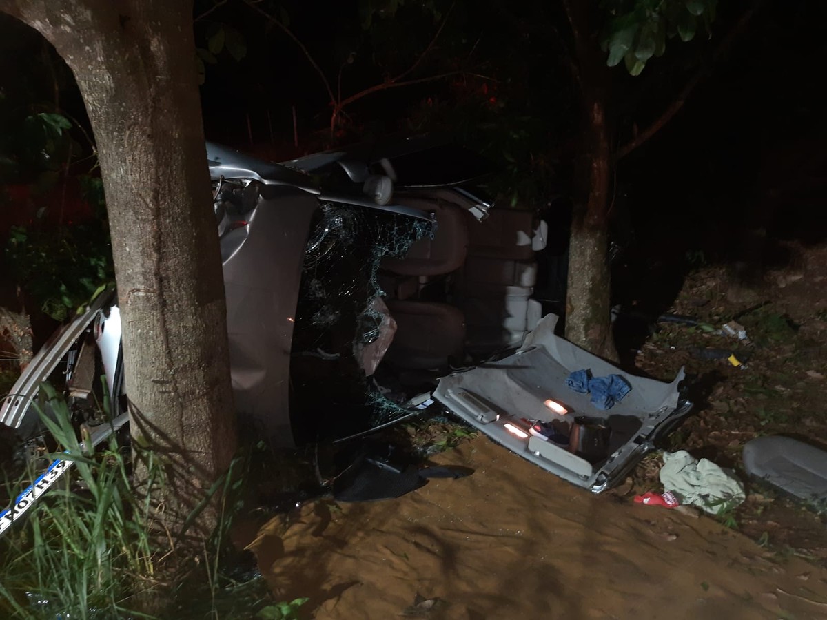 Três pessoas, entre elas uma criança, ficam feridas após carro capotar em rodovia no interior SP