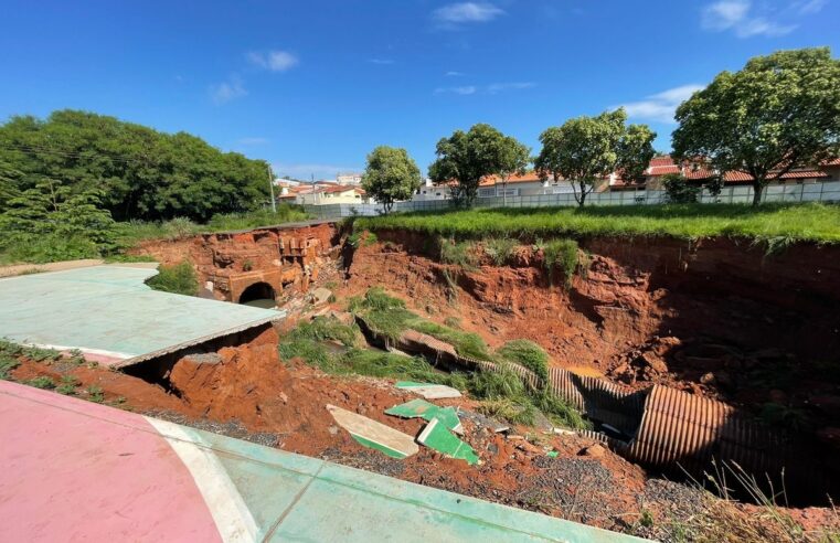 Cratera que 'engoliu' praça em Tupã continua aberta e aumentou de tamanho após um ano