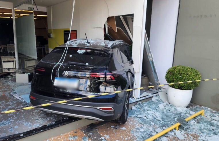 Carro invade empresa após acidente na avenida Getúlio Vargas em Bauru