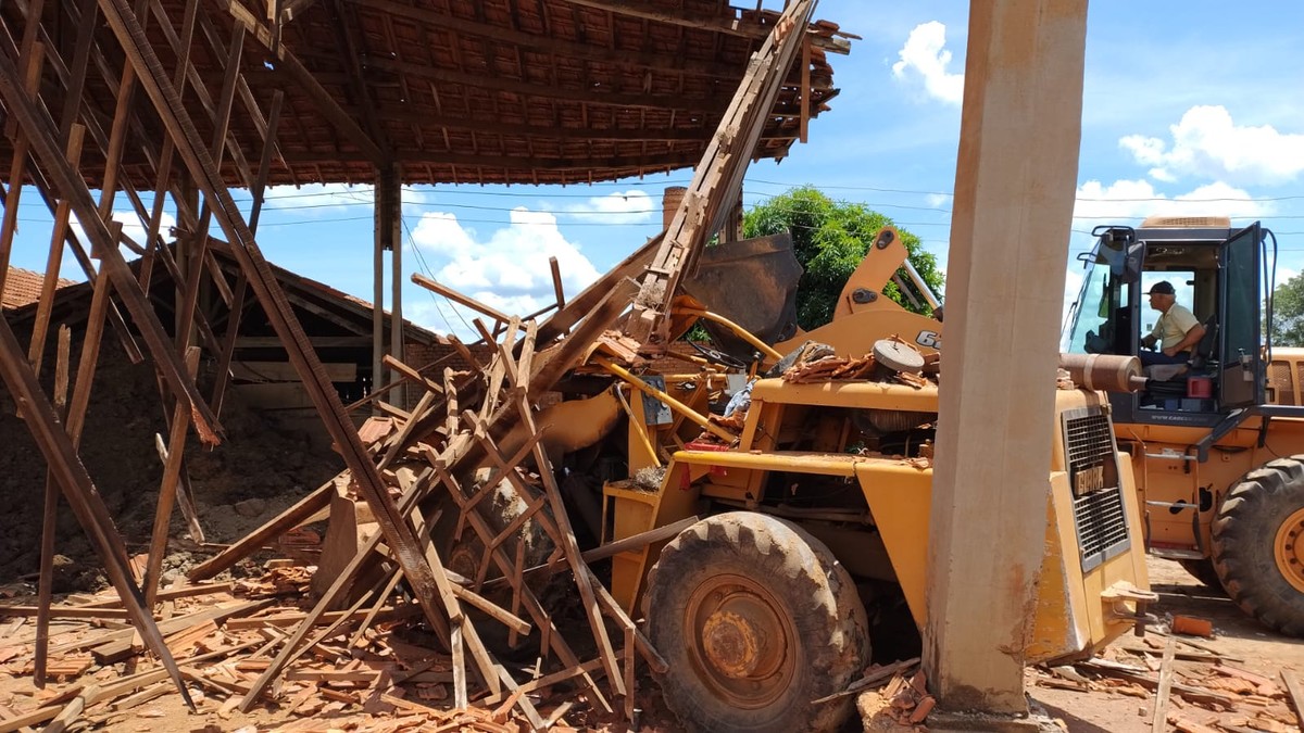 Idoso morre após telhado de olaria cair sobre retroescavadeira em Ourinhos