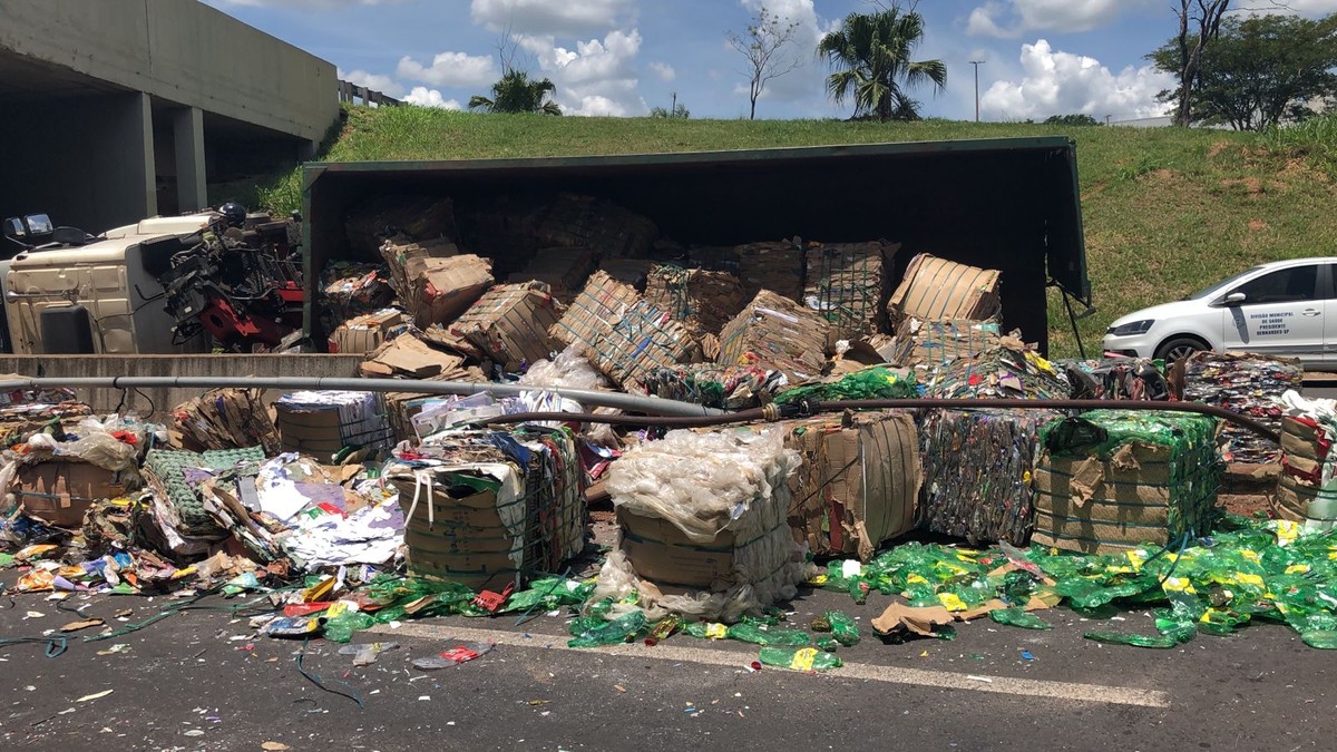 Caminhão com materiais recicláveis tomba em Presidente Prudente