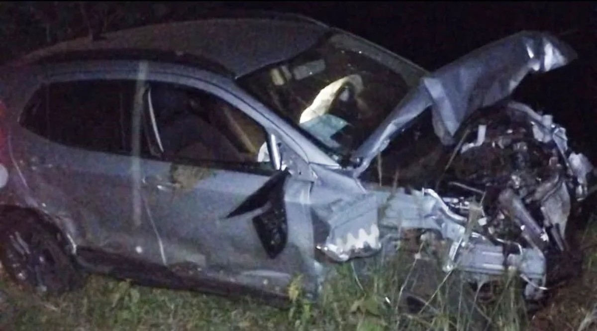 Carro fica destruído ao se envolver em atropelamento de bovinos em estrada que liga Mariápolis e Caiabu | Presidente Prudente e Região