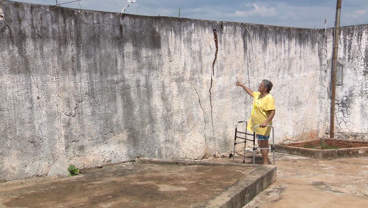 Cratera na linha-férrea causa rachaduras em residência no Jardim Aviação, em Presidente Prudente | Presidente Prudente e Região