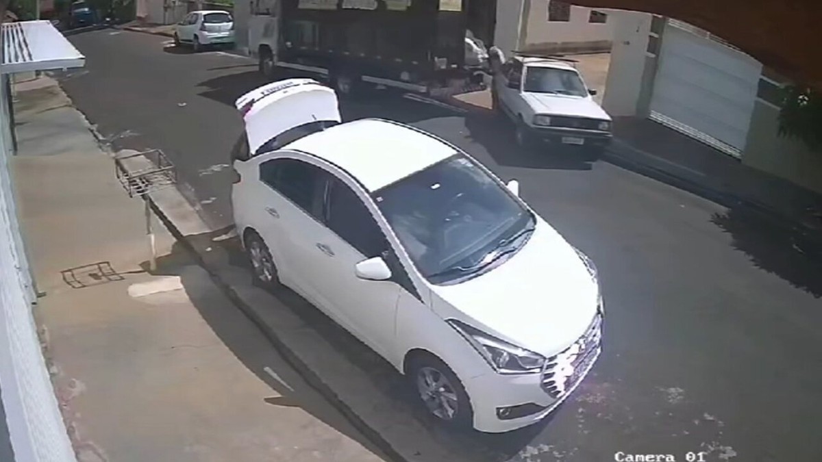 Homem é atingido por carro desgovernado e prensado contra caminhão em Ibitinga; vídeo