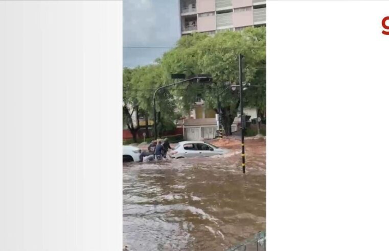 Mãe e bebê ficam presos em carro durante temporal e são resgatados por outros motoristas em Bauru; vídeo | Bauru e Marília