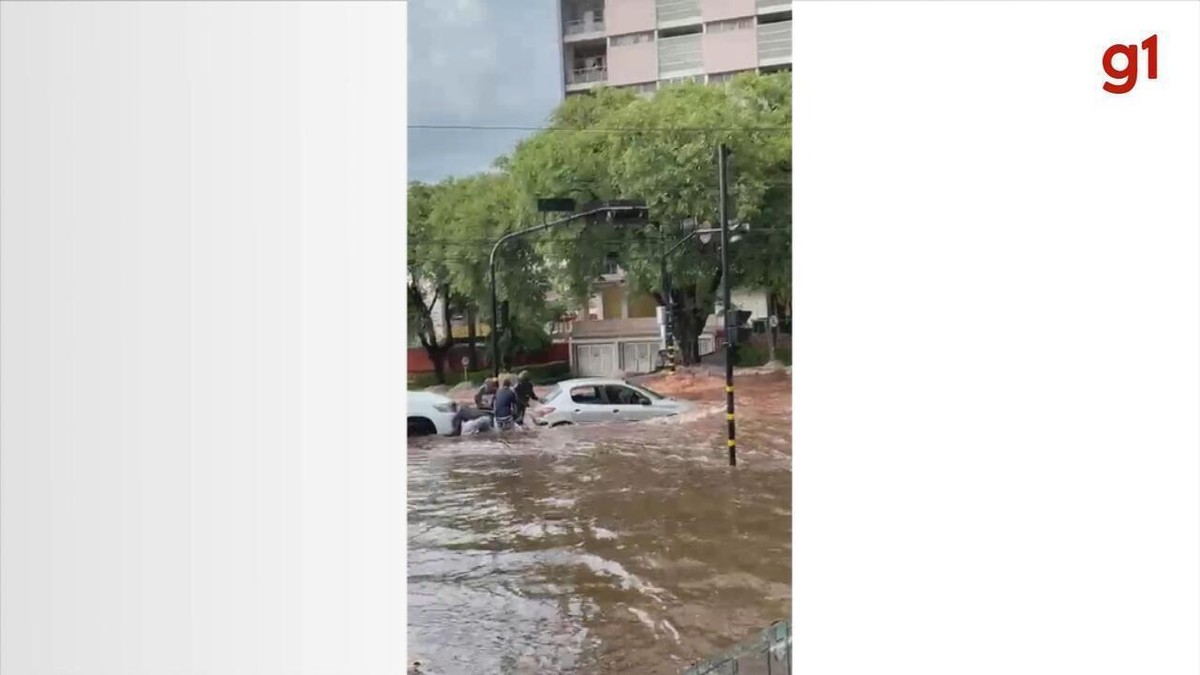 Mãe e bebê ficam presos em carro durante temporal e são resgatados por outros motoristas em Bauru; vídeo | Bauru e Marília