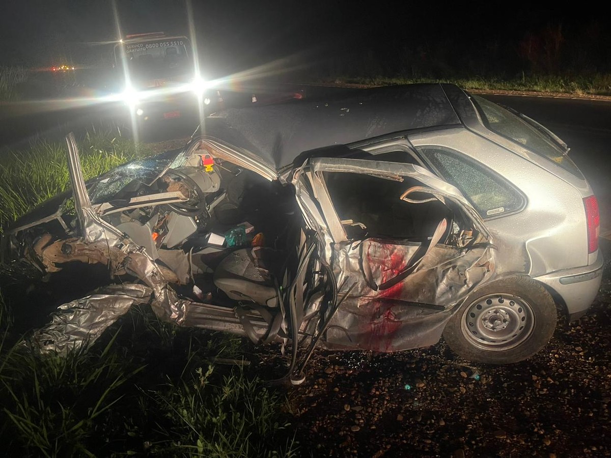 Após colisão entre carro e caminhão, passageiro morre em Mirante do Paranapanema