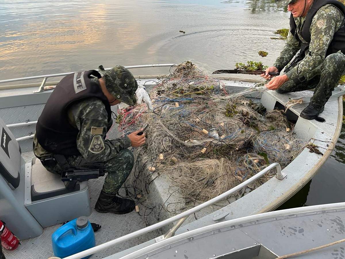 Polícia Ambiental apreende 1,2 mil metros de redes de pesca no Rio Paraná, em Paulicéia