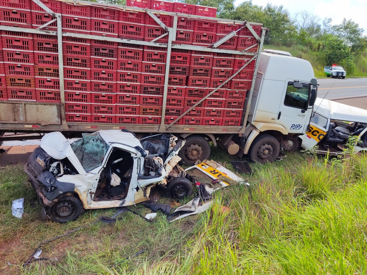 Caminhão faz 'strike' e acidente envolvendo sete veículos deixa feridos em rodovia no interior de SP