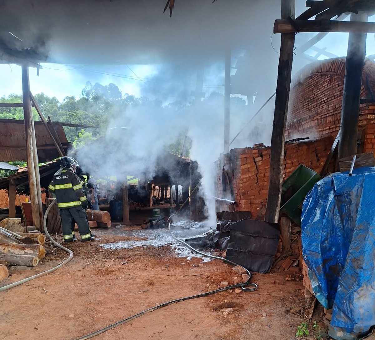 Incêndio danifica parte do telhado de olaria, em Martinópolis