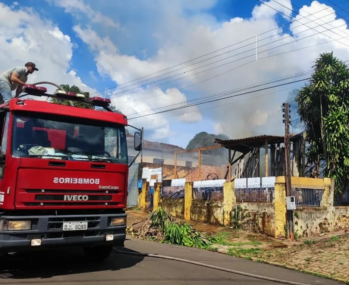 Casa é completamente destruída por incêndio no Centro de Indiana