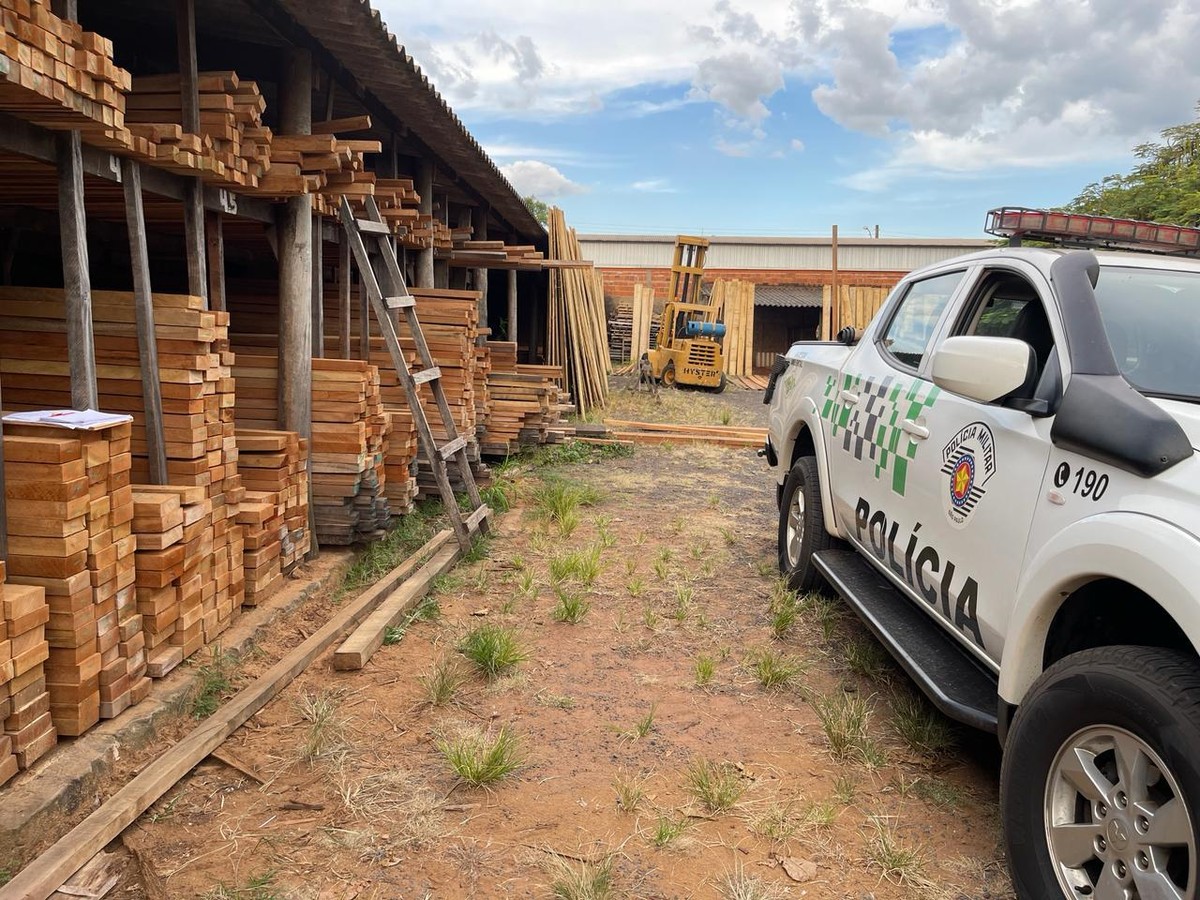 Polícia Ambiental realiza duas fiscalizações e madeireira acaba multada em mais de R$ 22 mil por irregularidades, em Rancharia