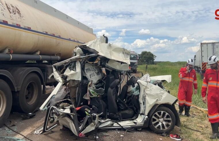 Após 40 dias internada, passageira de carro prensado por caminhões na BR-153 morre em hospital