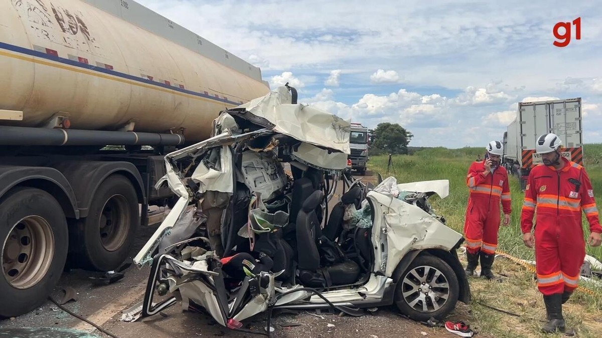 Após 40 dias internada, passageira de carro prensado por caminhões na BR-153 morre em hospital