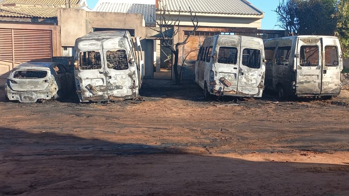 Três vans escolares e um carro ficam totalmente destruídos após incêndio durante a madrugada, em Presidente Epitácio; VÍDEO