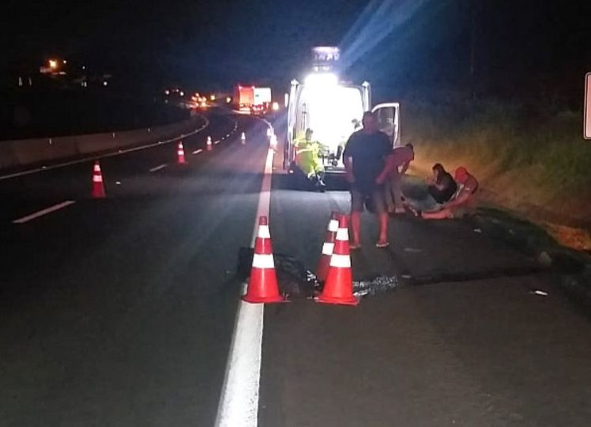 Homem morre após ser atropelado por carreta na rodovia no interior de SP