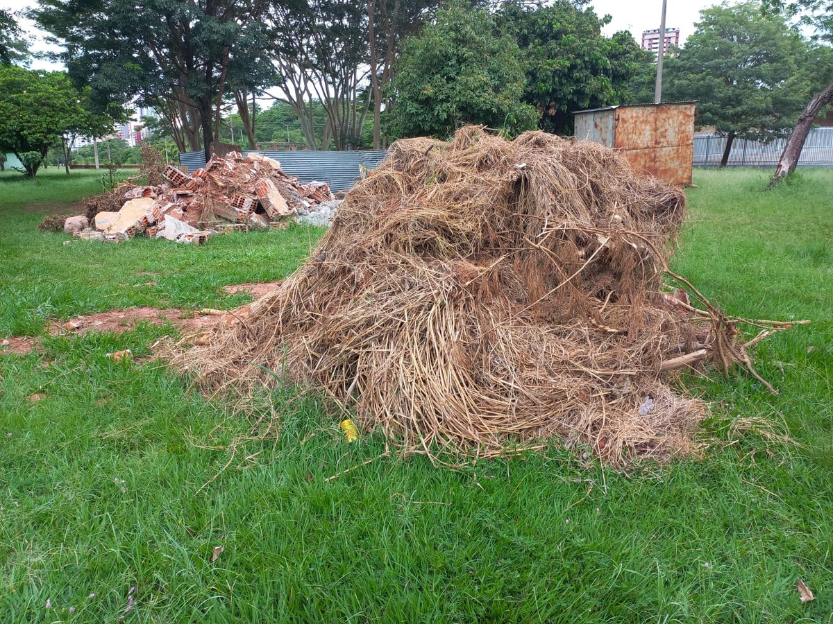 Com obras em poço de inspeção, Prefeitura deixa entulhos amontoados em pleno Parque do Povo, em Presidente Prudente