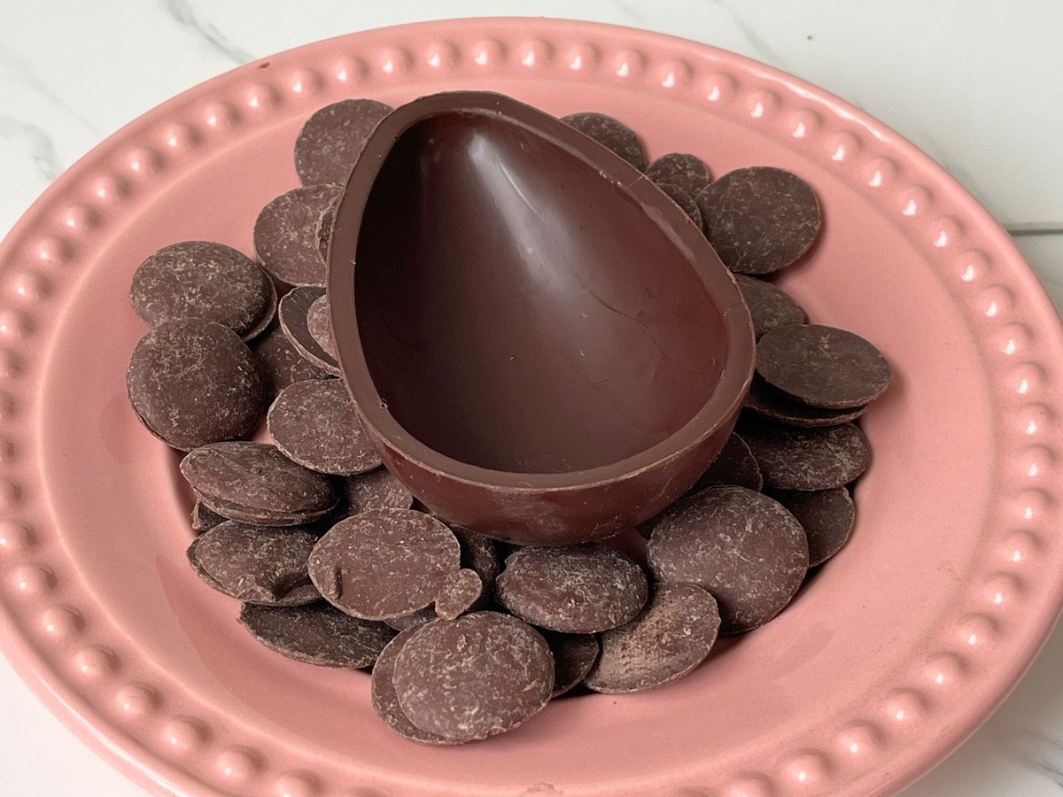 Às vésperas da Páscoa, aprenda a preparar um tradicional ovo de chocolate com creme de avelã