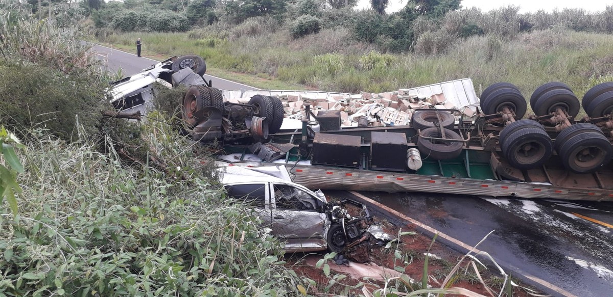 Colisão frontal entre caminhão e carro mata uma pessoa na Rodovia Arlindo Béttio, em Rosana