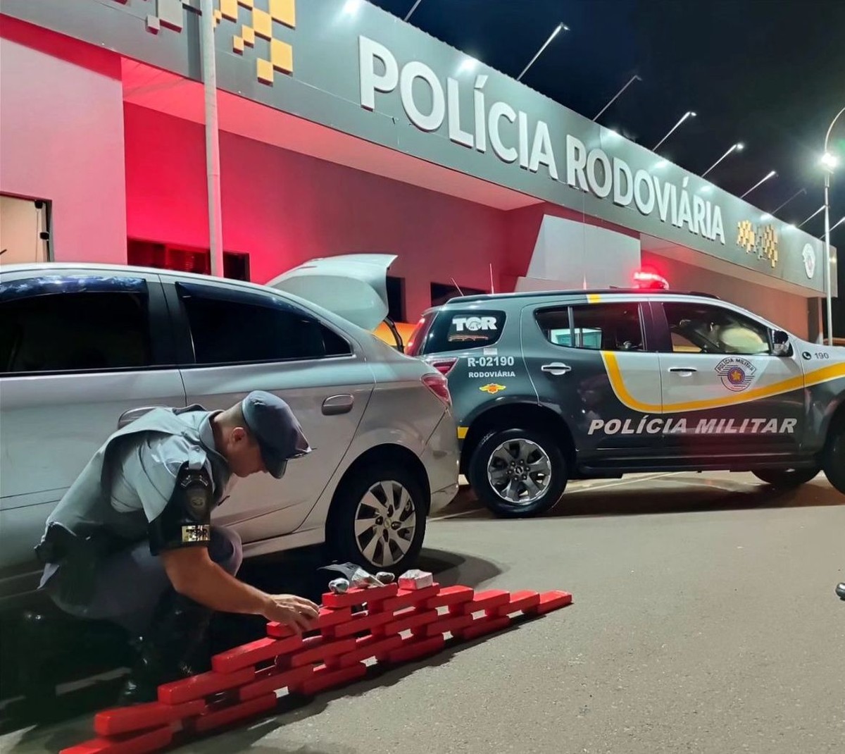 Dupla é presa com tijolos de maconha durante a Operação Semana Santa em rodovia de Bauru