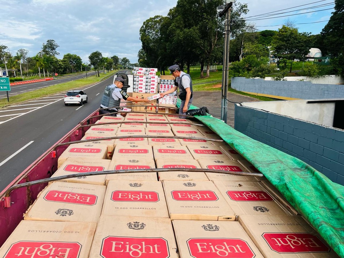 Dupla é presa com 475 mil maços de cigarros sem documentação fiscal na Rodovia Raposo Tavares