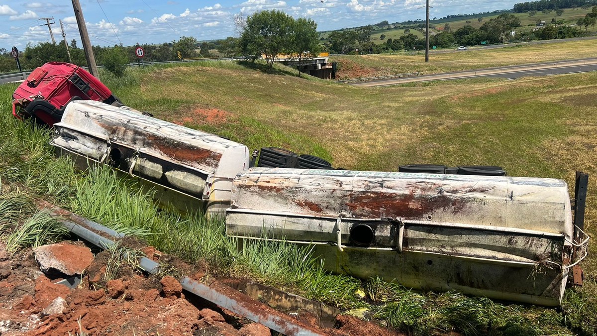 Caminhão derrama óleo vegetal ao capotar no entroncamento das rodovias da Integração e Raposo Tavares, em Presidente Venceslau | Presidente Prudente e Região