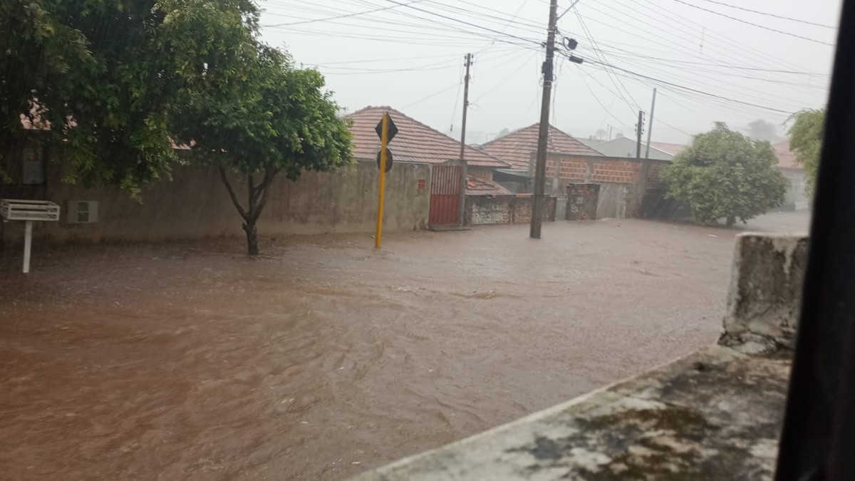 Com volume de 35 milímetros em apenas 20 minutos, temporal provoca pontos de alagamentos em Presidente Prudente | Presidente Prudente e Região