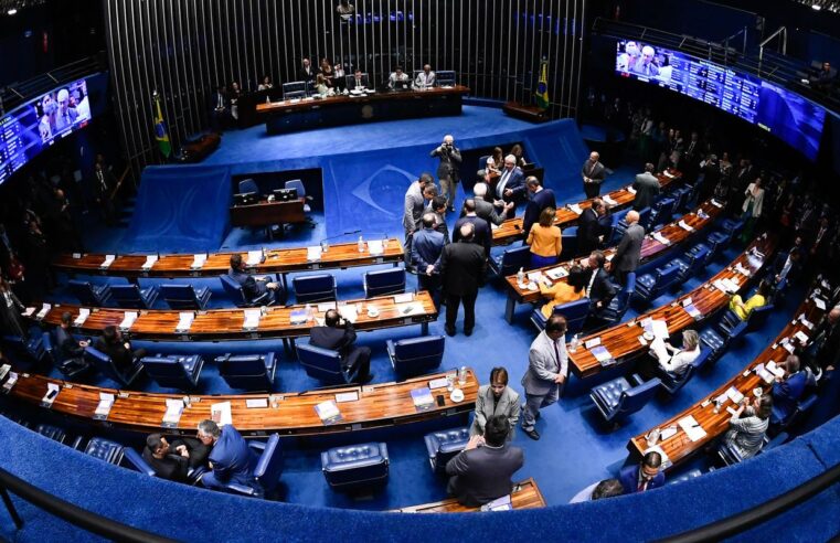 De pai para filho: homens e herdeiros políticos são maioria no Senado