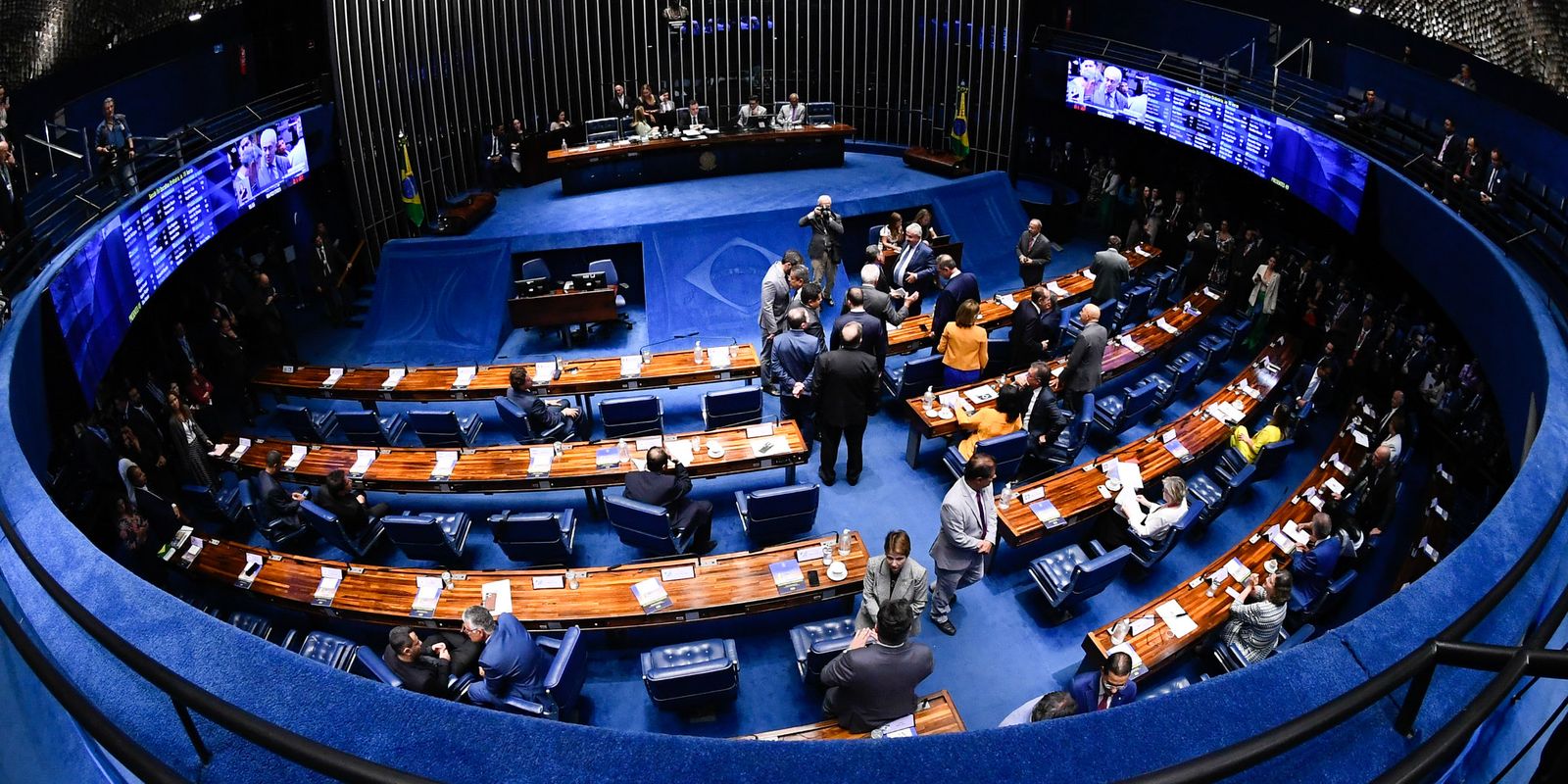 De pai para filho: homens e herdeiros políticos são maioria no Senado